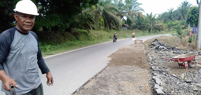 Rambu Rambu Proyek Jalan. Minim Rambu Peringatan, Proyek Perbaikan Jalan Nasional di