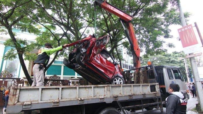 Honda Jazz Bekas Balikpapan. Inilah Penampakan Mobil dan Motor yang Dihantam Truk Rem