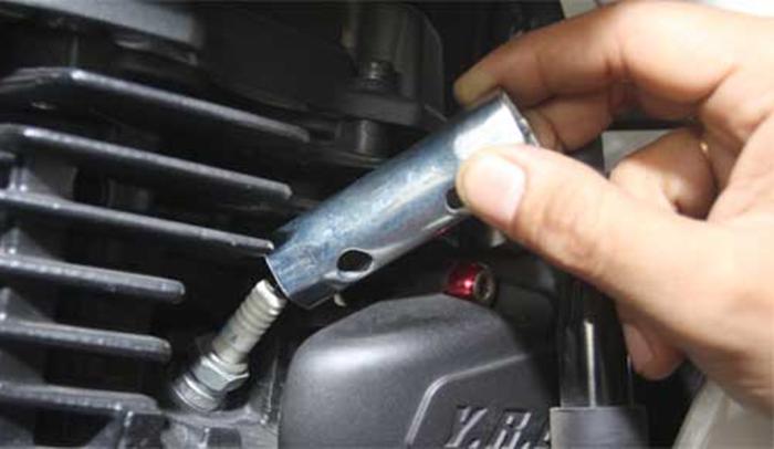Letak Busi Motor Beat. Cara Mengganti, Pasang Busi Motor BeAT Sendiri (Mudah
