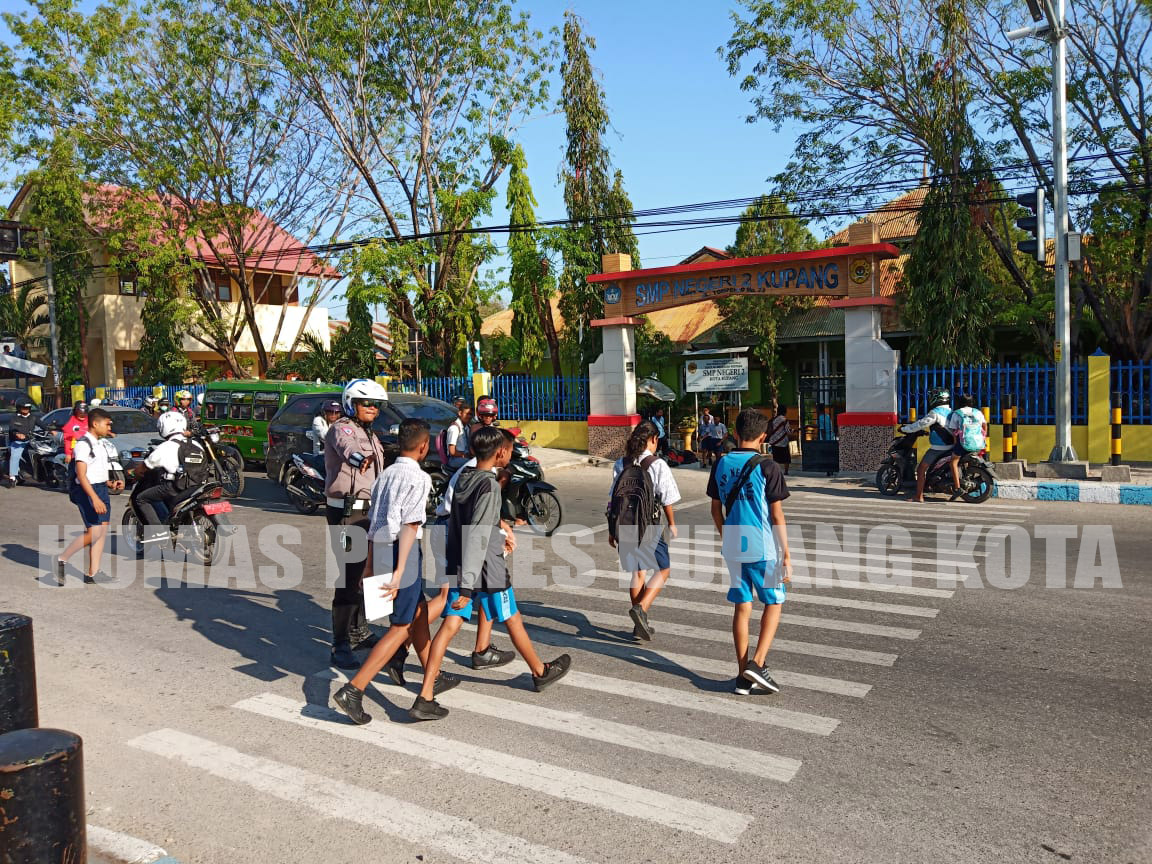 Menyebrang Di Zebra Cross. Pentingnya Menyebrang di Zebra Cross, Satlantas Berikan