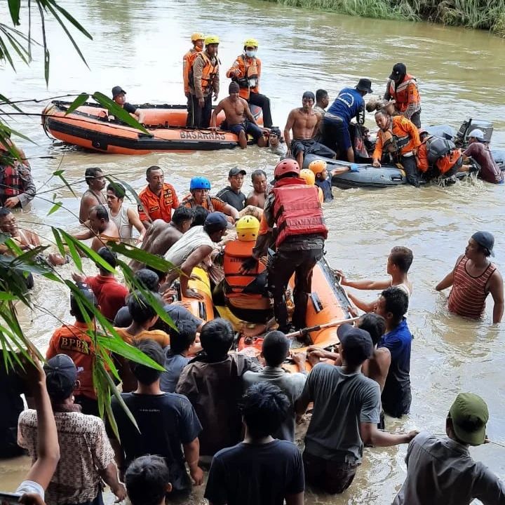 Di Dalam Mobil Avanza. Banjir Medan-Deliserdang Makan Korban, 4 Orang Tewas dalam