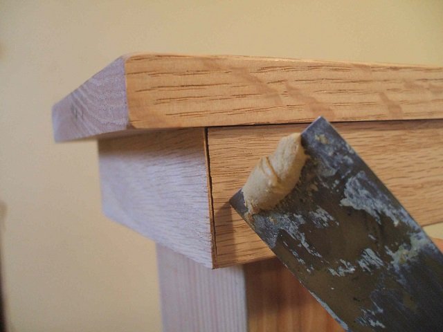 Cara Menambal Pintu Yang Renggang. Memperbaiki Cacat Dengan Dempul Kayu Dan Lem Kayu, Mana