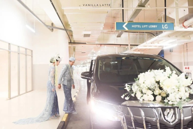 Hiasan Mobil Pengantin Mewah. Rekomendasi Dekorasi Mobil Pengantin dan Tips Menyewa Mobil