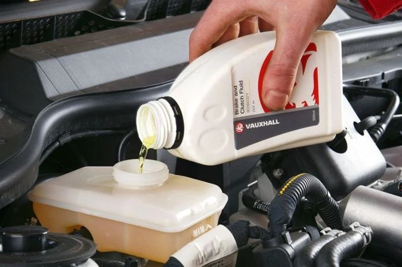Biaya Kuras Minyak Rem Mobil. Estimasi Biaya Ganti Minyak Rem Mobil di Bengkel Resmi dan