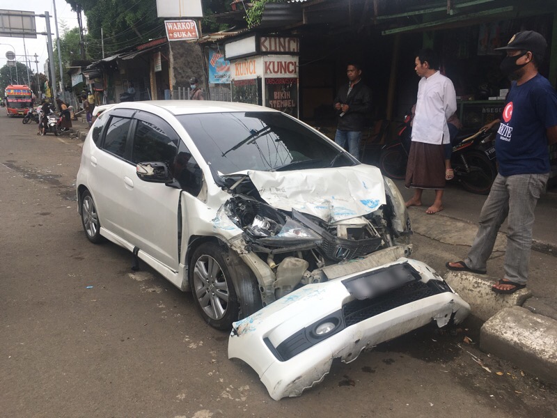 Mobil Honda Jazz Putih. Brak! Mobil Honda Jazz Seruduk Minibus Elf di Jalan Cut Mutia