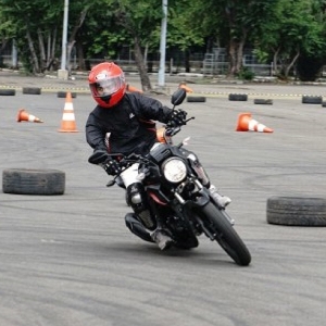 Cara Belok Motor Di Tikungan Tajam. Cara Tepat Saat Mengendarai Motor di Tikungan