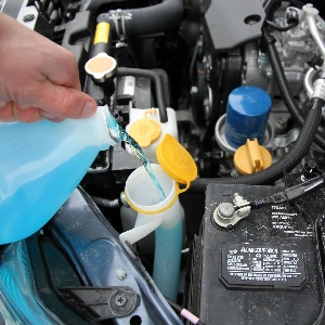 Cara Menggunakan Kit Wiper Fluid. Perhatikan Penggunaan Wiper Fluid di Mobil