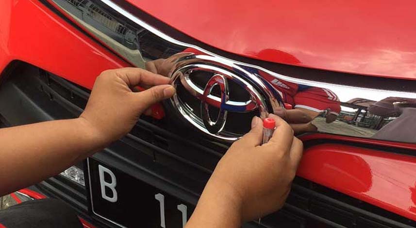 Cara Pasang Logo Toyota Calya. Cara melepas logo Calya dan Sigra agar lebih keren