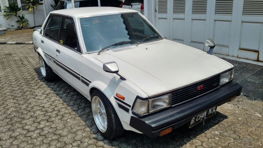 Mobil Sedan Tua Yang Mudah Perawatannya. Toyota Corolla DX, Sedan Retro dengan Perawatan Mudah