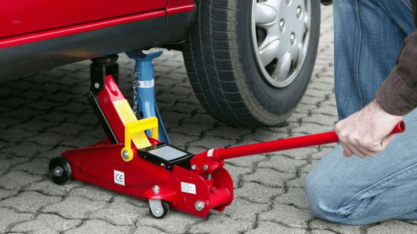 Cara Pasang Dongkrak Mobil. Cara Dongkrak Mobil yang Benar, Salah Pasang Bikin Ambles