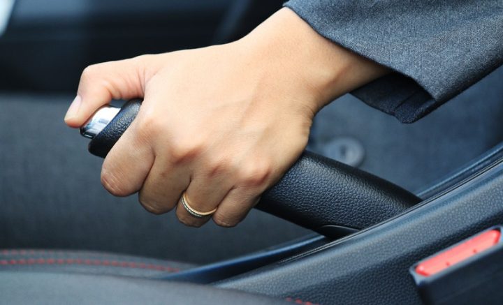 Cara Memperbaiki Rem Tangan Mobil Yang Rusak. 5 Cara Mengatasi Rem Tangan Mobil Macet, Anda Harus Tahu!