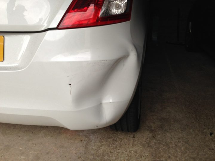 Cara Memperbaiki Bumper Mobil Penyok. 3 Cara Memperbaiki Bumper Mobil Penyok. Tidak Perlu ke Bengkel!