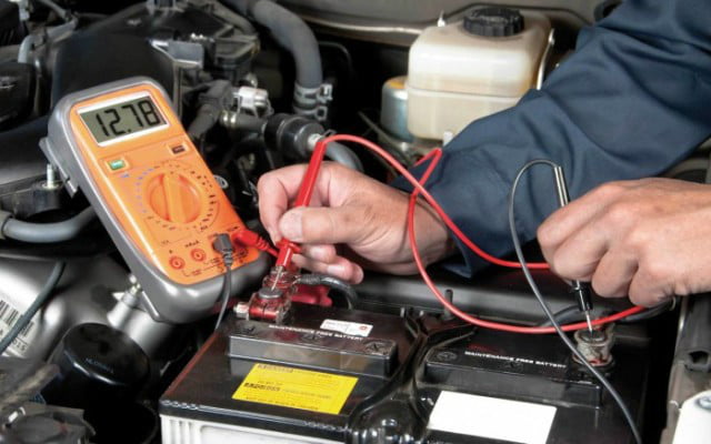 Penyebab Air Aki Mobil Mendidih. 5 Tanda Aki Mobil Anda Bermasalah