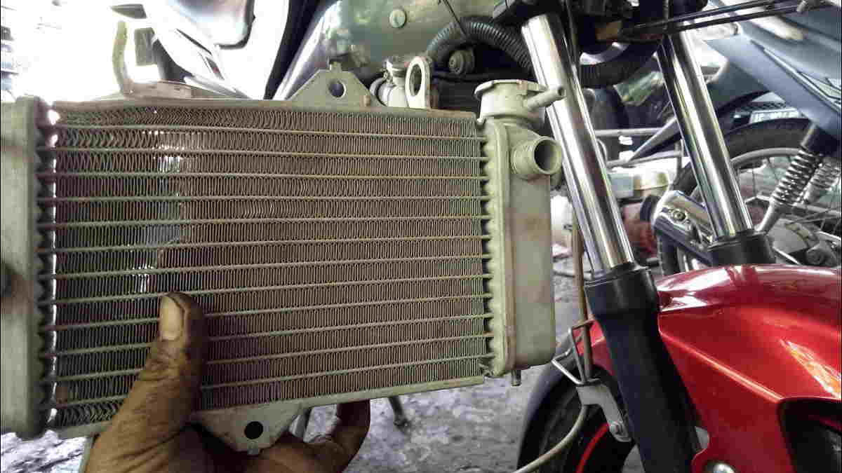 Ciri Ciri Radiator Bocor. Efek Radiator Motor Bocor, Kenali Gejalanya Sebelum Timbul