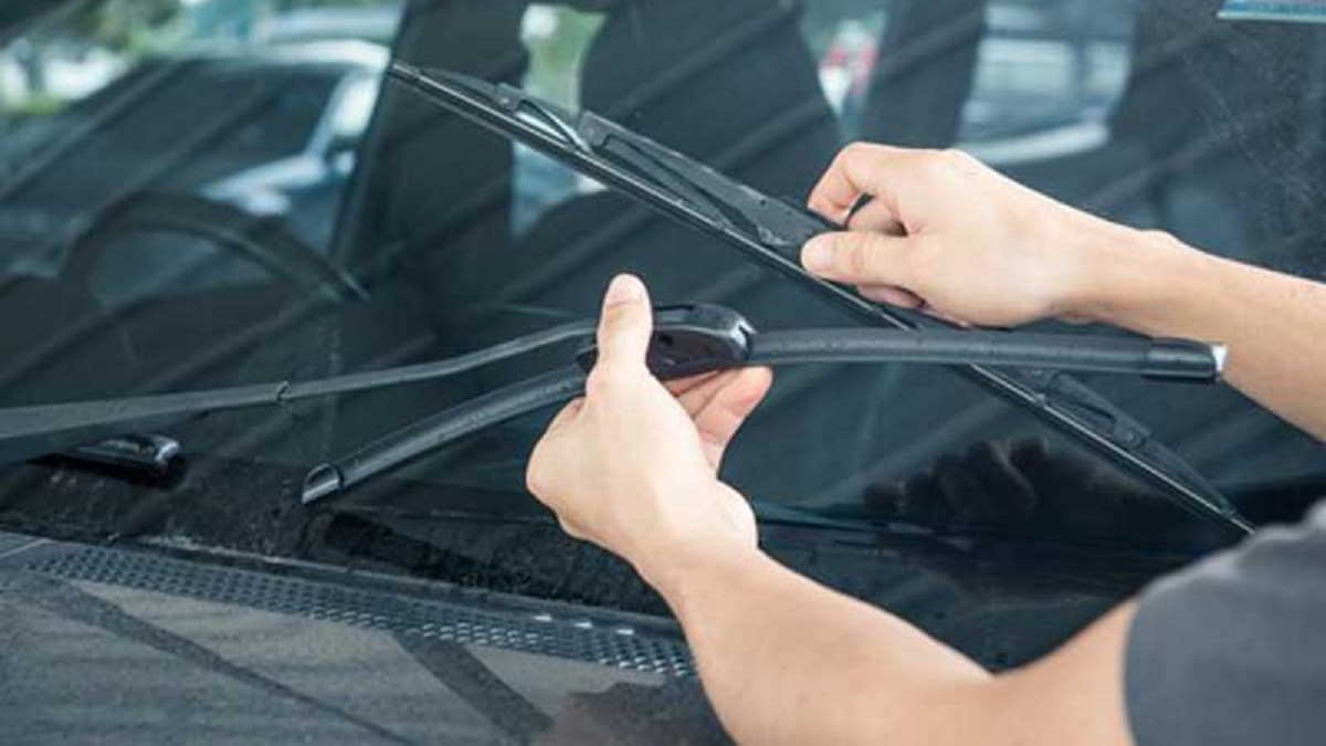 Cara Melepas Wiper Mobil. Cara Melepas Tangkai Wiper Mobil dan Waktu yang Tepat