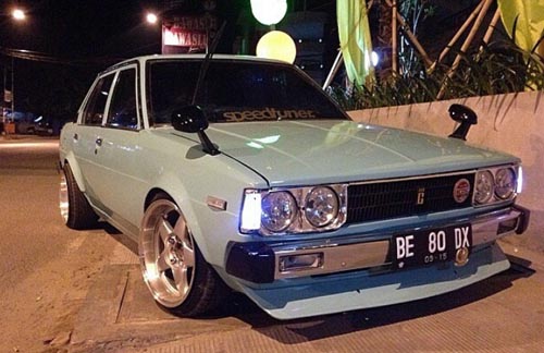 Corolla Dx Lampu Bulat. Sedan Retro Toyota Corolla DX KE70