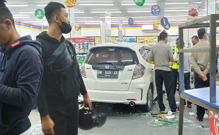 Mobil Honda Jazz Warna Putih. Mobilnya Jalan Sendiri, Jazz Putih Tabrak Indomaret Imam