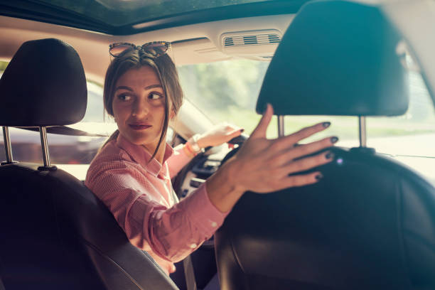Cara Parkir Mundur Dengan Spion. Tak Perlu Panik, Ini Dia Tips dan Trik Cara Parkir Mobil yang Benar