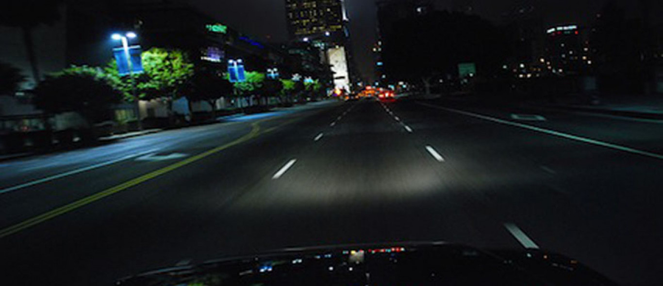 Foto Dalam Mobil Fortuner Malam Hari. Berkendara mobil di malam hari