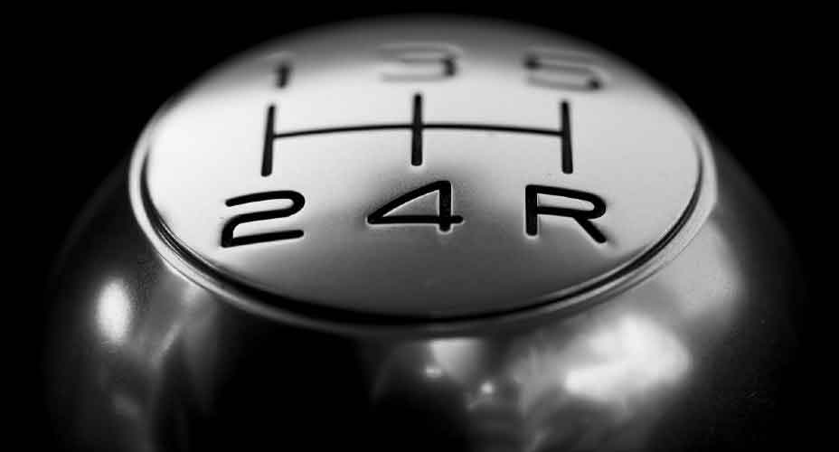 Cara Mengendarai Mobil Manual Di Belokan. 7 Cara Mengendarai Mobil Manual di Belokan dengan Tepat